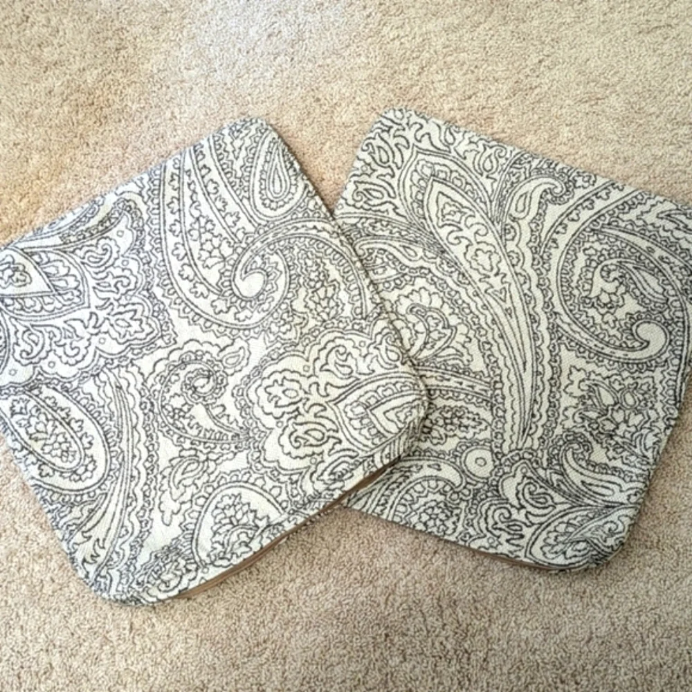 Brand New - (2) La-Z-Boy 18x18 Accent Pillow Covers Paisley Motif - Picture 6 of 14